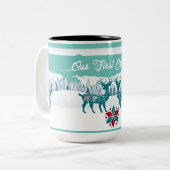 Onze eerste kerstwintersneeuw noordse rendieren tweekleurige koffiemok (Voorkant links)
