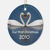 Onze eerste  kerstzwanen keramisch ornament (Links)
