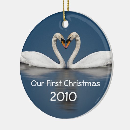 Onze eerste  kerstzwanen keramisch ornament (Links)