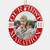 Onze eerste marathon - 2011 keramisch ornament (Links)