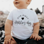 Onze eerste Moederdag Baby T-shirt<br><div class="desc">Een 'onze eerste moederdag' ontwerp met twee beren,  perfect voor de eerste Moederdag van je kleine!</div>