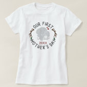 Onze eerste Moederdag die Witte T-shirt aanpast (Design voorkant)