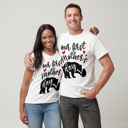 Onze eerste Moederdag hoort mama Beer Gift, 1/2 T-shirt (Unisex)