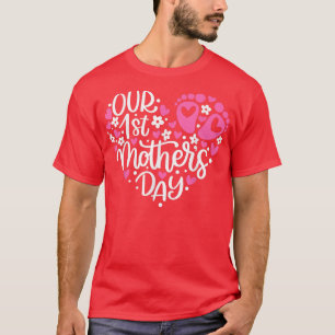 Onze eerste Moederdag Zwangerschap en gendergelijk T-shirt