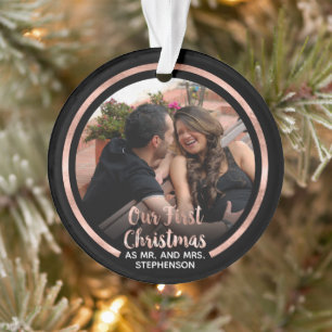 Onze eerste Roos Gold Script-foto met Kerstmis Ornament