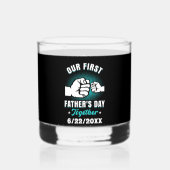 Onze eerste Vaderdag datum toevoegen Whiskey Glass Whisky Glas (Achterkant)