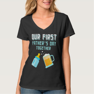 Onze Eerste Vaderdag Samen Bier En Babyfles T-shirt