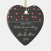 Onze eerste Valentijnsdag als de heer Modern Heart Keramisch Ornament (Rechts)