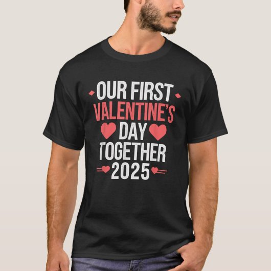 Onze eerste Valentijnsdag samen 2025 T-shirt (Voorkant)