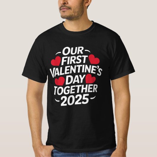 Onze eerste Valentijnsdag samen 2025 T-shirt (Voorkant)