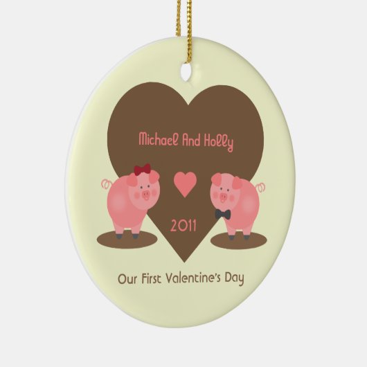 Onze eerste Valentijnsdag Varkens en hart Keramisch Ornament (Rechts)