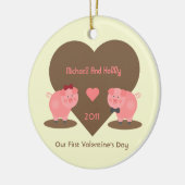 Onze eerste Valentijnsdag Varkens en hart Keramisch Ornament (Links)