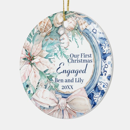 Onze eerste verloofde kerstkrans keramisch ornament (Links)