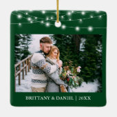 Onze eerste verloofde kerstverlichting Foto Groen Keramisch Ornament (Achterkant)