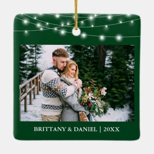 Onze eerste verloofde kerstverlichting Foto Groen Keramisch Ornament (Achterkant)