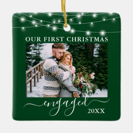 Onze eerste verloofde kerstverlichting Foto Groen Keramisch Ornament (Voorkant)