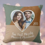 Onze eerste vrolijk getrouwde kerstfoto kussen<br><div class="desc">Dit aangepaste kussen is de perfecte manier om je eerste getrouwde Kerstmis te vieren met je favoriete gepersonaliseerde foto in een hart voor een tijdloze herinnering voor de komende jaren.</div>