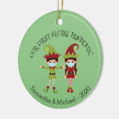 Onze eerste wereldwijde pandemie 2020 Elf Chritsma Keramisch Ornament (Links)