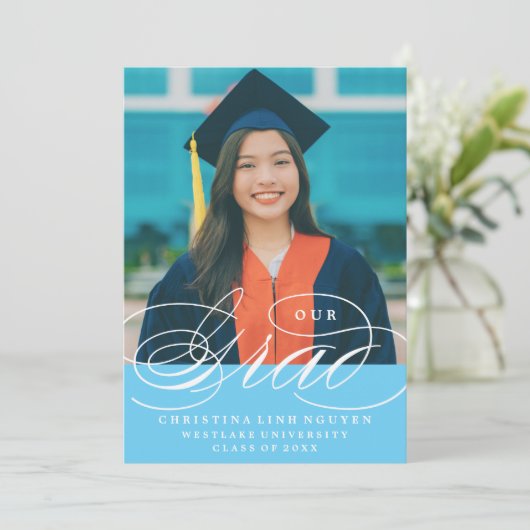 ONZE ELEGANTE SCRIPT GRAD | AFSTUDEERUITNODIGING KAART (Staand voorkant)