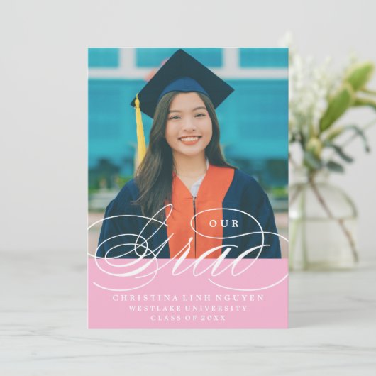 ONZE ELEGANTE SCRIPT GRAD | AFSTUDEERUITNODIGING KAART (Staand voorkant)