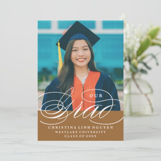 ONZE ELEGANTE SCRIPT GRAD | AFSTUDEERUITNODIGING KAART (Staand voorkant)