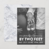 Onze familie groeit met twee feeën grappige zwange aankondigingskaart (Voorkant / Achterkant)