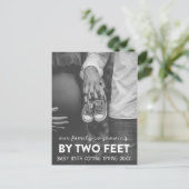 Onze familie groeit met twee feeën grappige zwange aankondigingskaart (Staand voorkant)