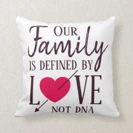 Onze familie wordt gedefinieerd door Love Not DNA  Kussen