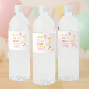 Onze Gekke gans draait er één om   Kleurrijk Waterfles Etiket