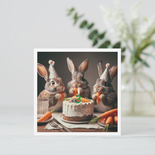 Onze grappige bunny, bunny verjaardagsuitnodiging kaart (Staand voorkant)