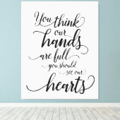 Onze handen zijn vol, je moet ons hart zien canvas afdruk (Insitu (Houten vloer))