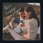 Onze Happy Family-fotowandklok Vierkante Klok<br><div class="desc">Deze moderne klok kenmerkt uw beste familiefoto,  met elegante handgeschreven manuscripttypografie "Onze gelukkige familie".</div>