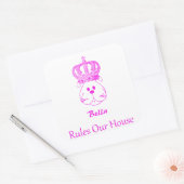 Onze hond regelt ons huis-pleisterkteken vierkante sticker (Envelop)