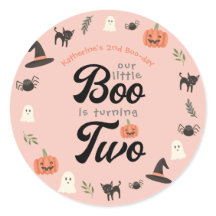 Onze kleine boe die twee Halloween 2e verjaardag d