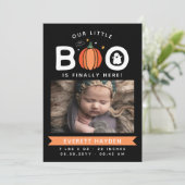 Onze kleine boe hier eindelijk hier Halloween Baby Aankondiging (Staand voorkant)