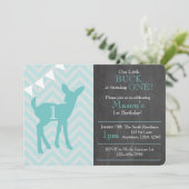 Onze kleine buck draait een verjaardagsuitnodiging kaart (Staand voorkant)