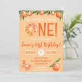 Onze kleine CUTIE is Draaien Een! Eerste verjaarda Kaart (Staand voorkant)