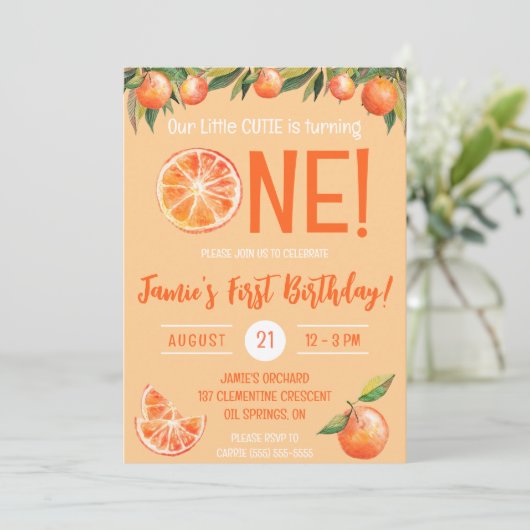 Onze kleine CUTIE is Draaien Een! Eerste verjaarda Kaart (Staand voorkant)