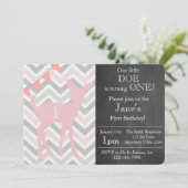 Onze kleine Doe draait om één. Birthday Uitnodigin Kaart (Staand voorkant)