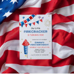 Onze kleine Firecracker 1e verjaardag Kaart<br><div class="desc">Vier de 1e verjaardag van je kleine voetzoeker met onze charmante uitnodiging ontworpen voor een zomerse verjaardagsfeestje. Deze uitnodiging is voorzien van een feestelijk rood, wit en blauw kleurenschema, perfect voor de Onafhankelijkheidsdag of 4 juli-themafeesten. Met speelse elementen en een vrolijk design legt het de essentie van een leuk kinderverjaardagsfeest...</div>