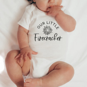 Onze Kleine Firecracker - 4 juli Baby T-Shirt