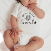 Onze Kleine Firecracker - 4 juli Baby T-Shirt