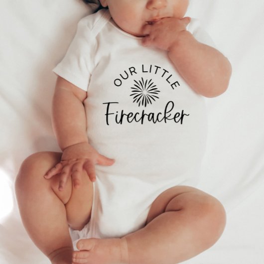 Onze Kleine Firecracker - 4 juli Baby T-Shirt