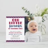 Onze kleine Firecracker draait één uitnodiging (Staand voorkant)