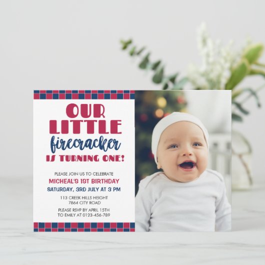 Onze kleine Firecracker draait één uitnodiging (Staand voorkant)
