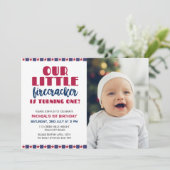 Onze kleine Firecracker draait één uitnodiging (Staand voorkant)