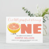 Onze kleine grapefruit die een eerste verjaardag w kaart (Staand voorkant)
