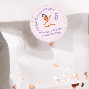 Onze kleine gymnast wordt 5 roze verjaardag ronde sticker