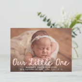 Onze kleine handgeschreven roze script foto geboor aankondiging (Staand voorkant)