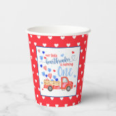 Onze kleine hartbreker draait één papierbeker om papieren bekers (Achterkant)